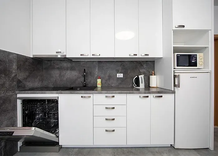 1 Apartment *