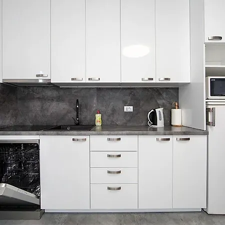 1 Apartment *